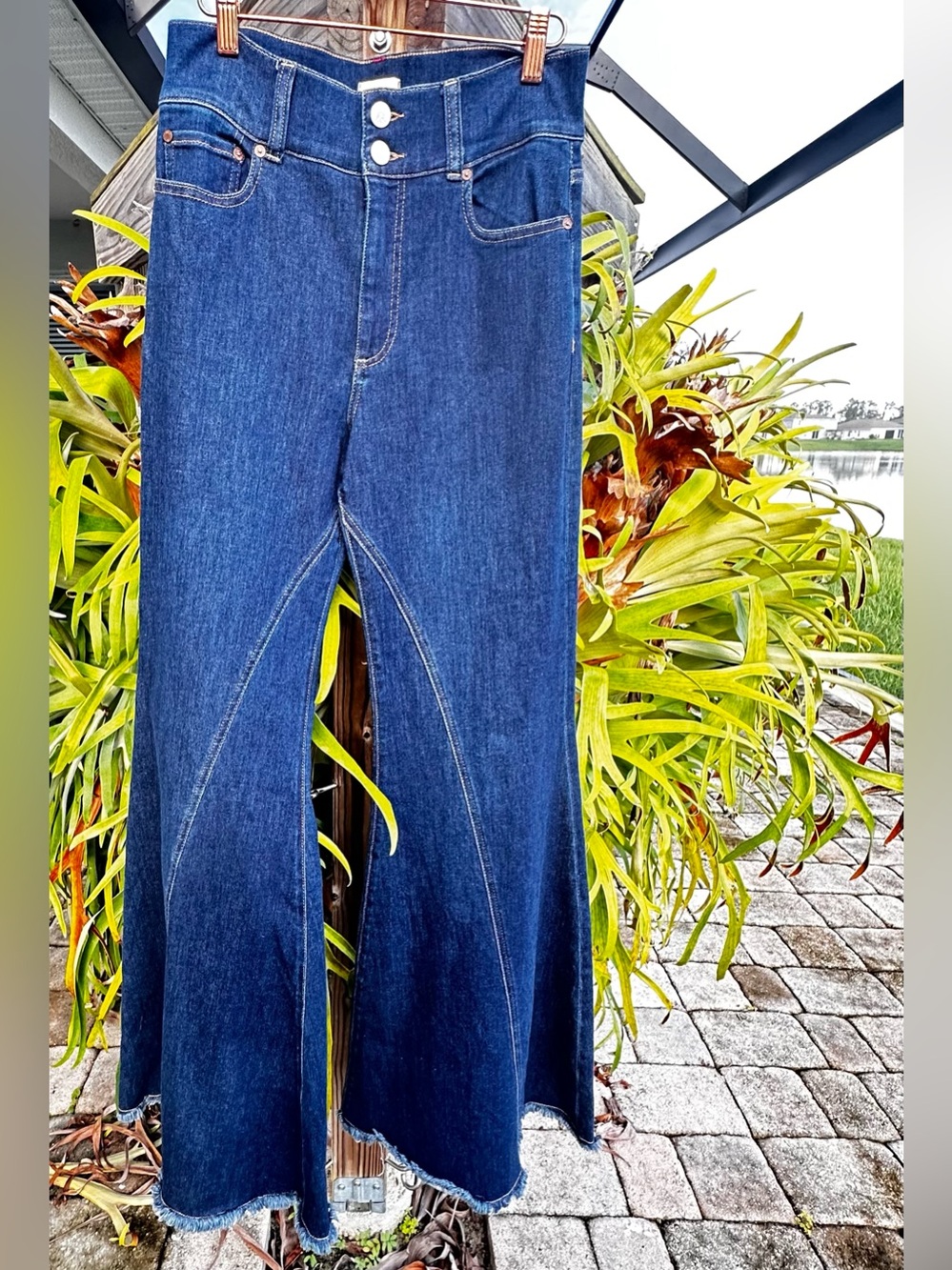 Alice + Olivia High Rise Wide Leg Seamed Bell Jeans in a dark wash S 29 - Picture 4 of 12
